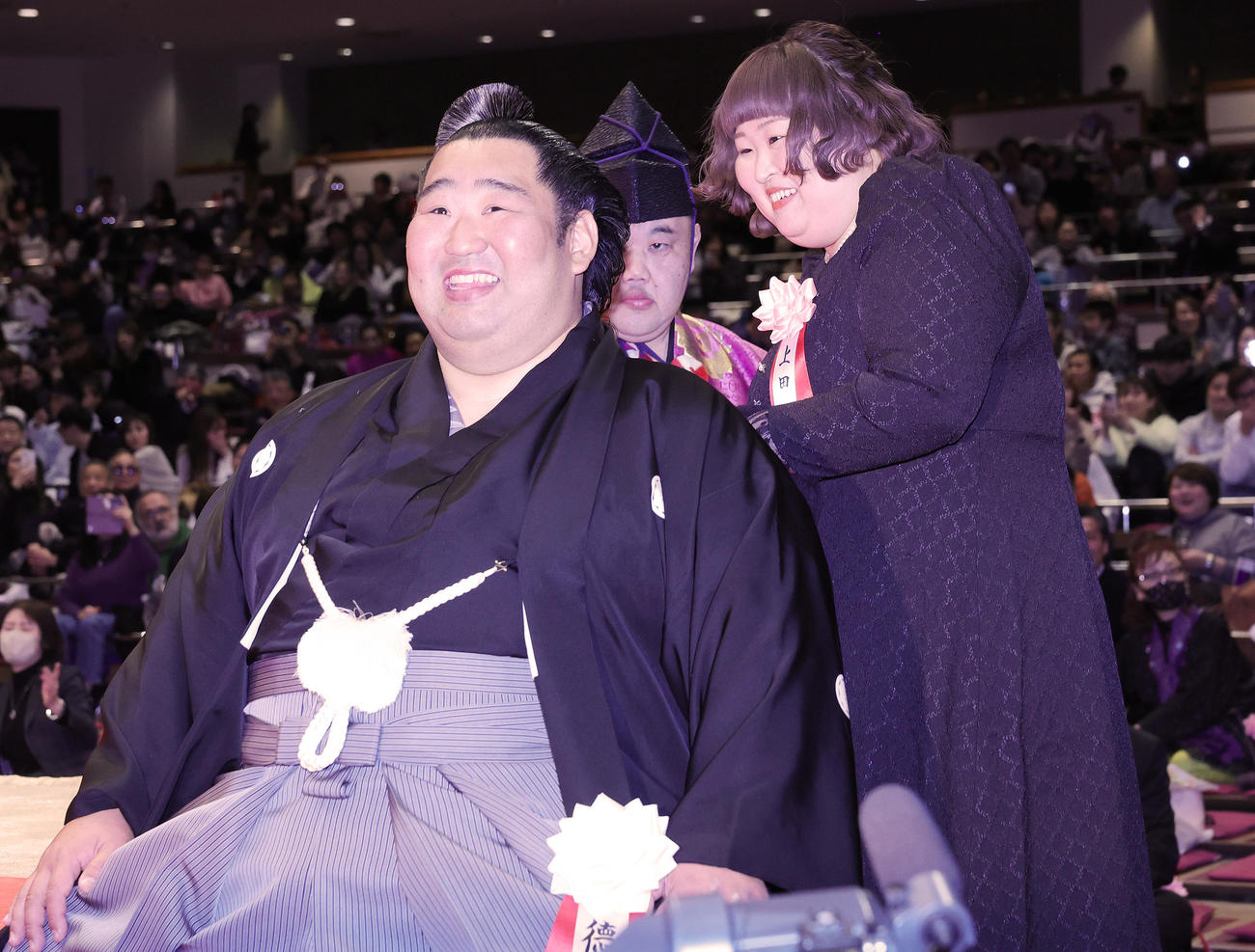 徳勝龍（千田川親方、左）の断髪式ではさみを入れる3時のヒロインかなで（撮影・野上伸悟）