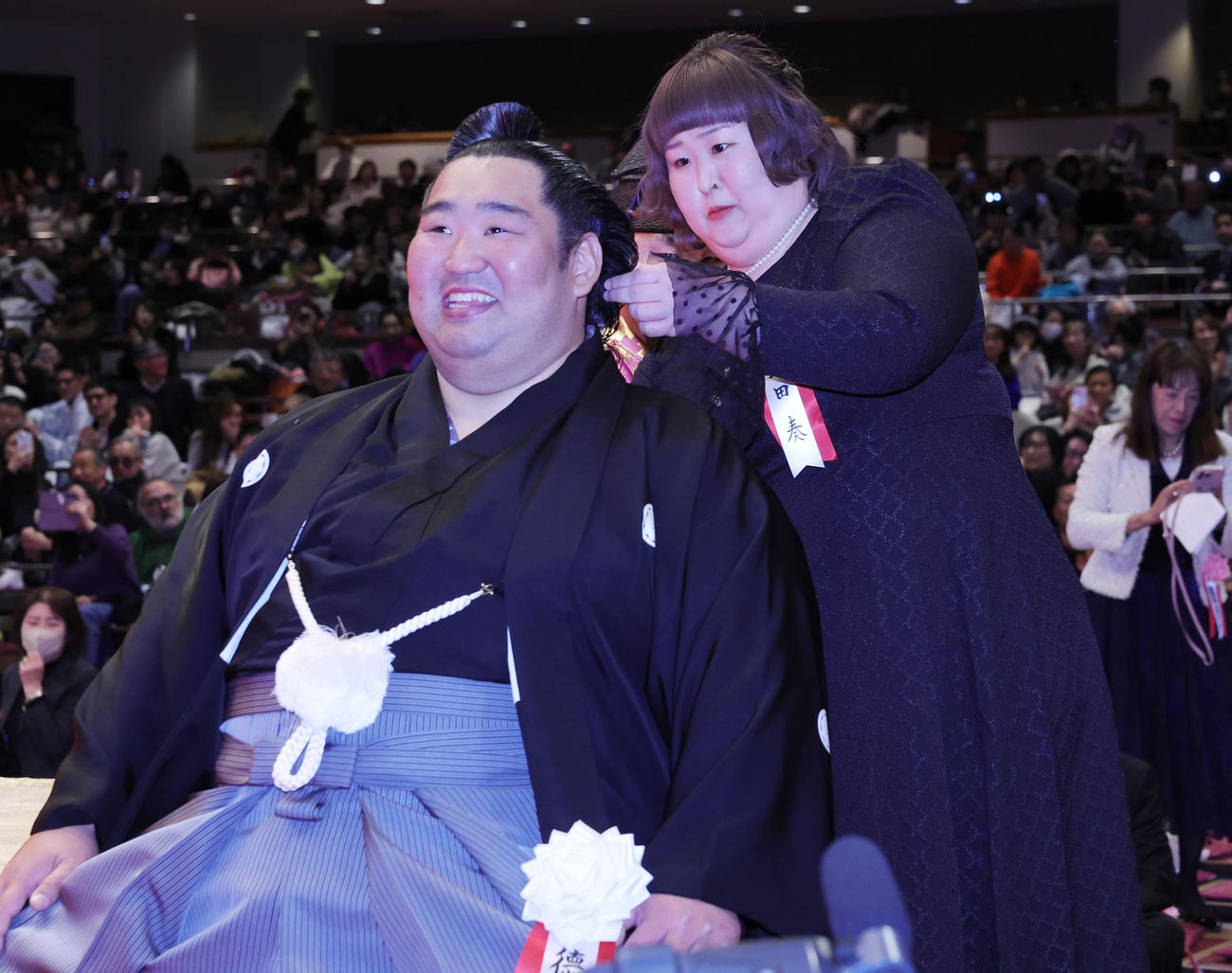 徳勝龍の断髪式ではさみを入れる3時のヒロインかなで（撮影・野上伸悟）