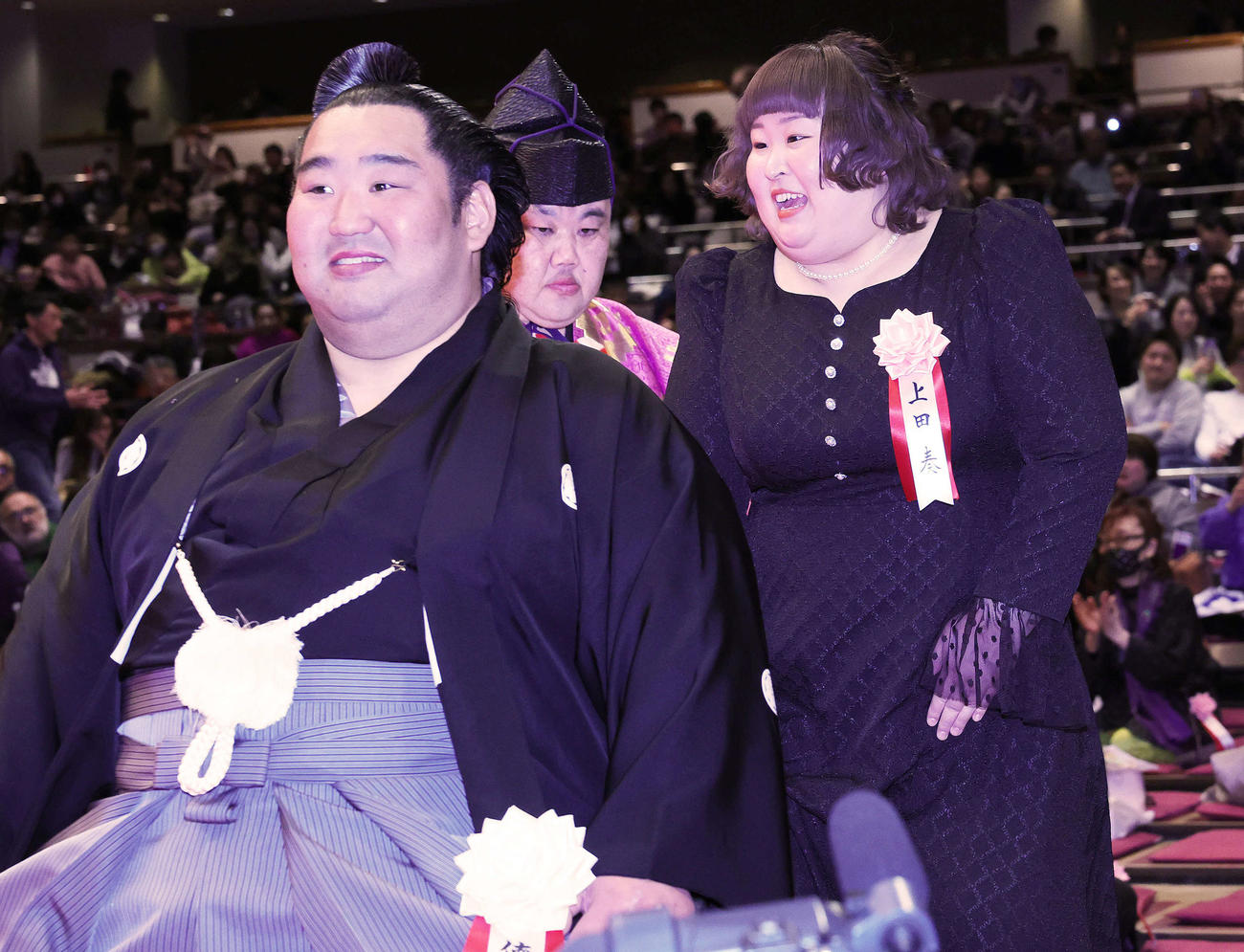 徳勝龍（千田川親方、左）の断髪式ではさみを入れる3時のヒロインかなで（撮影・野上伸悟）
