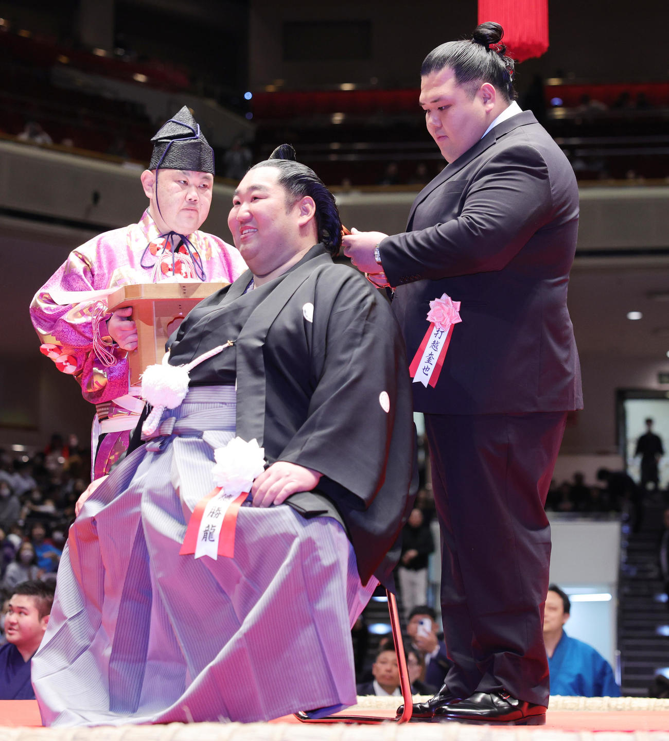 徳勝龍（千田川親方、左）の断髪式で、はさみを入れる元阿武咲の打越奎也さん（撮影・野上伸悟）
