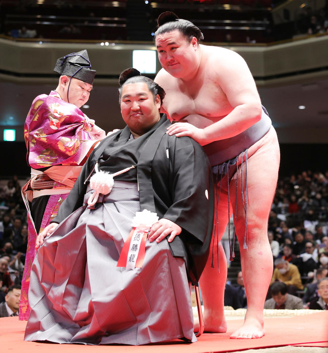 徳勝龍（左、千田川親方）の断髪式でねぎらう金峰山（撮影・野上伸悟）