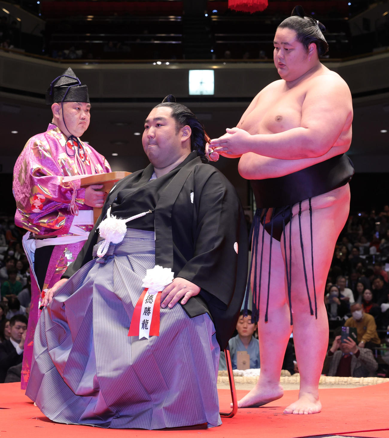 徳勝龍（左、千田川親方）の断髪式ではさみを入れる琴桜（撮影・野上伸悟）
