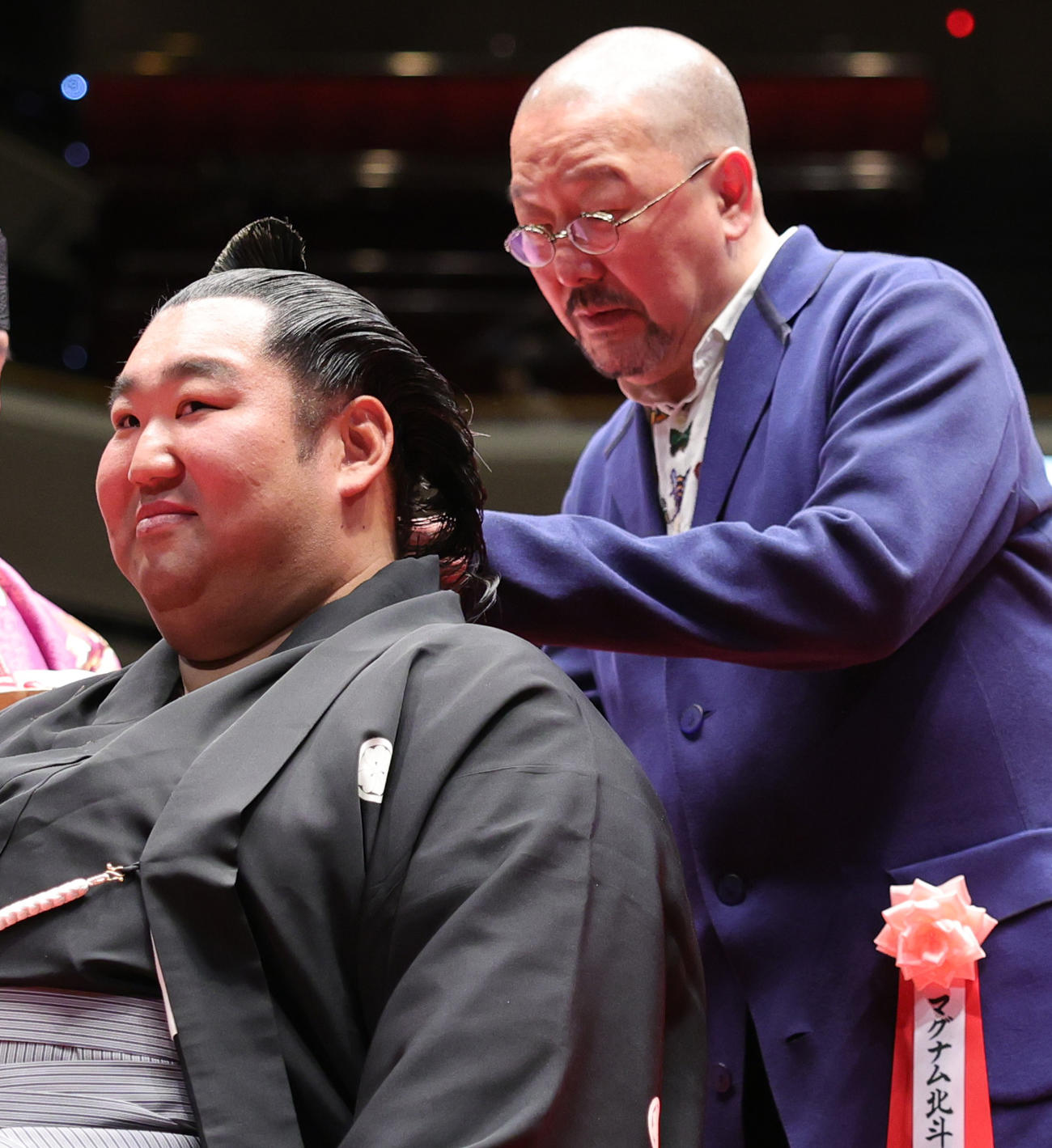 徳勝龍（千田川親方、左）の断髪式で、はさみを入れるマグナム北斗（撮影・野上伸悟）