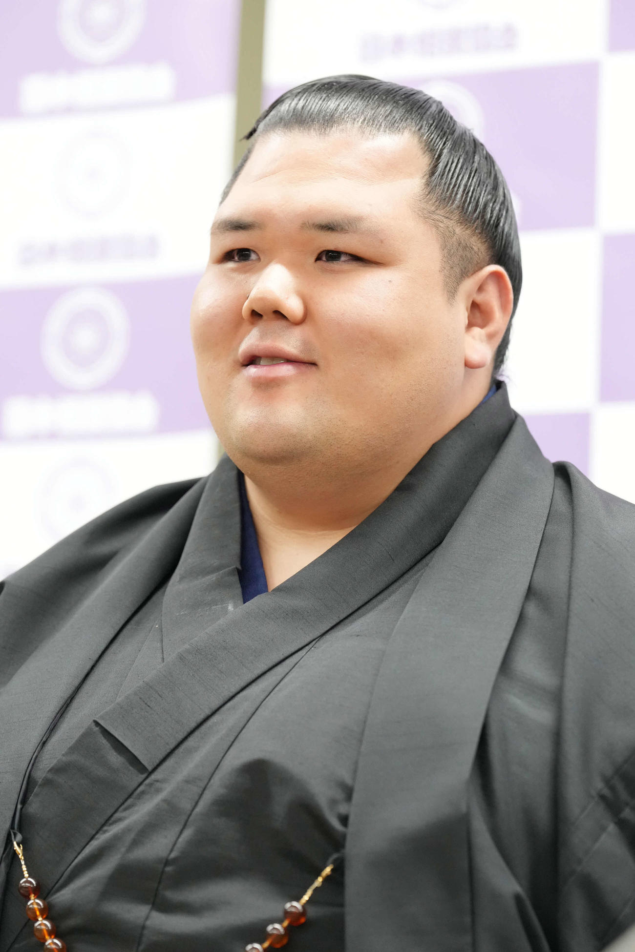 24年12月、引退会見に臨む阿武咲