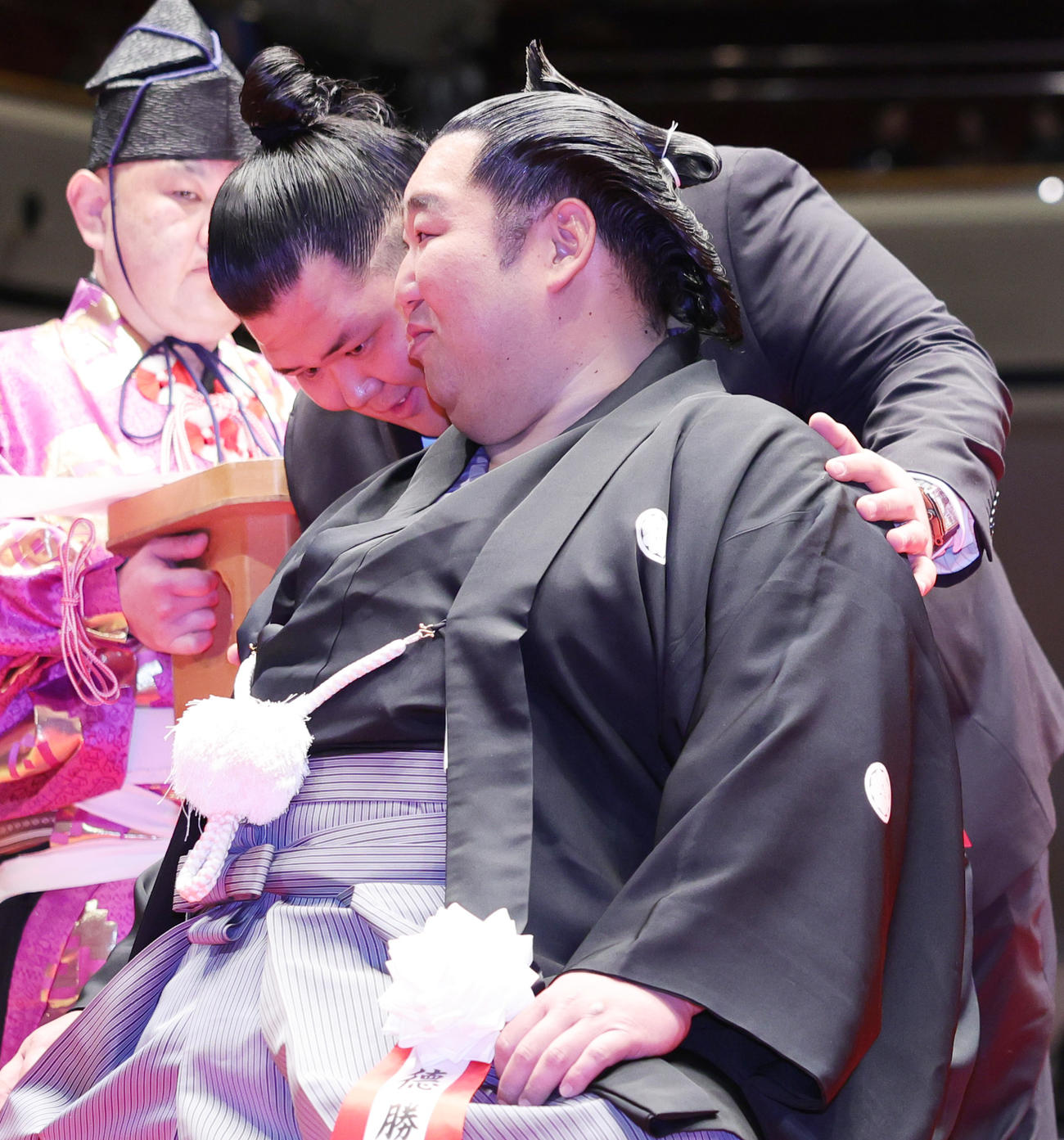 断髪式で、徳勝龍（千田川親方、手前）をねぎらう元阿武咲の打越奎也さん（撮影・野上伸悟）