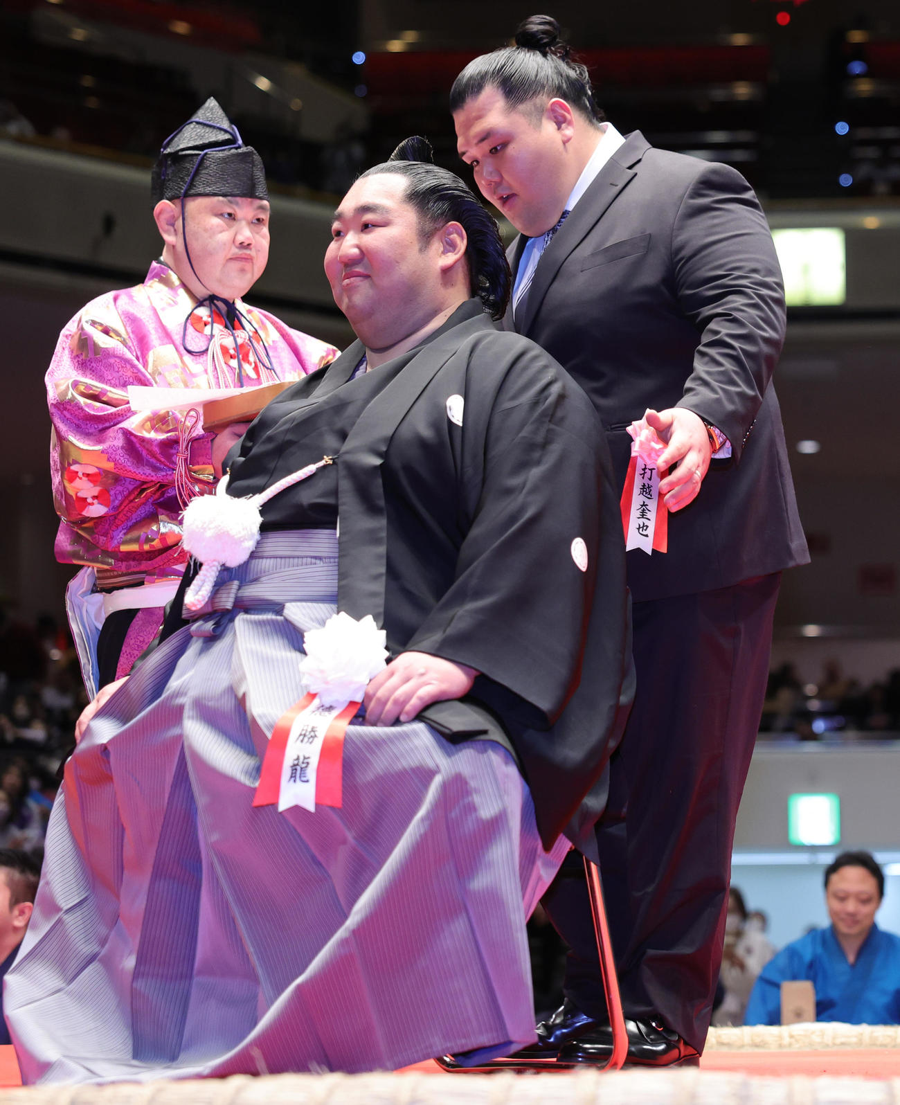 徳勝龍（千田川親方、左）の断髪式で、はさみを入れる元阿武咲の打越奎也さん（撮影・野上伸悟）