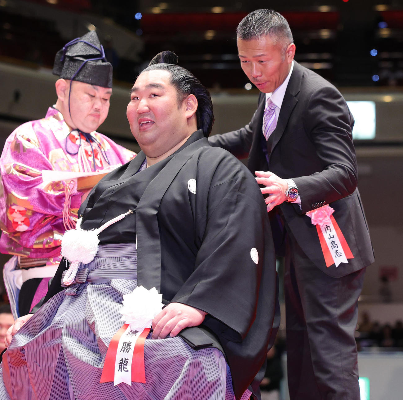 徳勝龍の断髪式ではさみを入れるプロボクシング元世界王者の内山高志氏（撮影・野上伸悟）