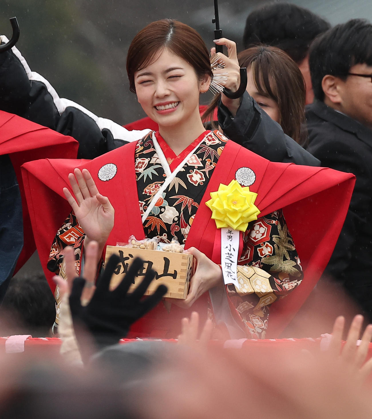 恒例の成田山節分会で豆まき式をする小芝風花（撮影・中島郁夫）