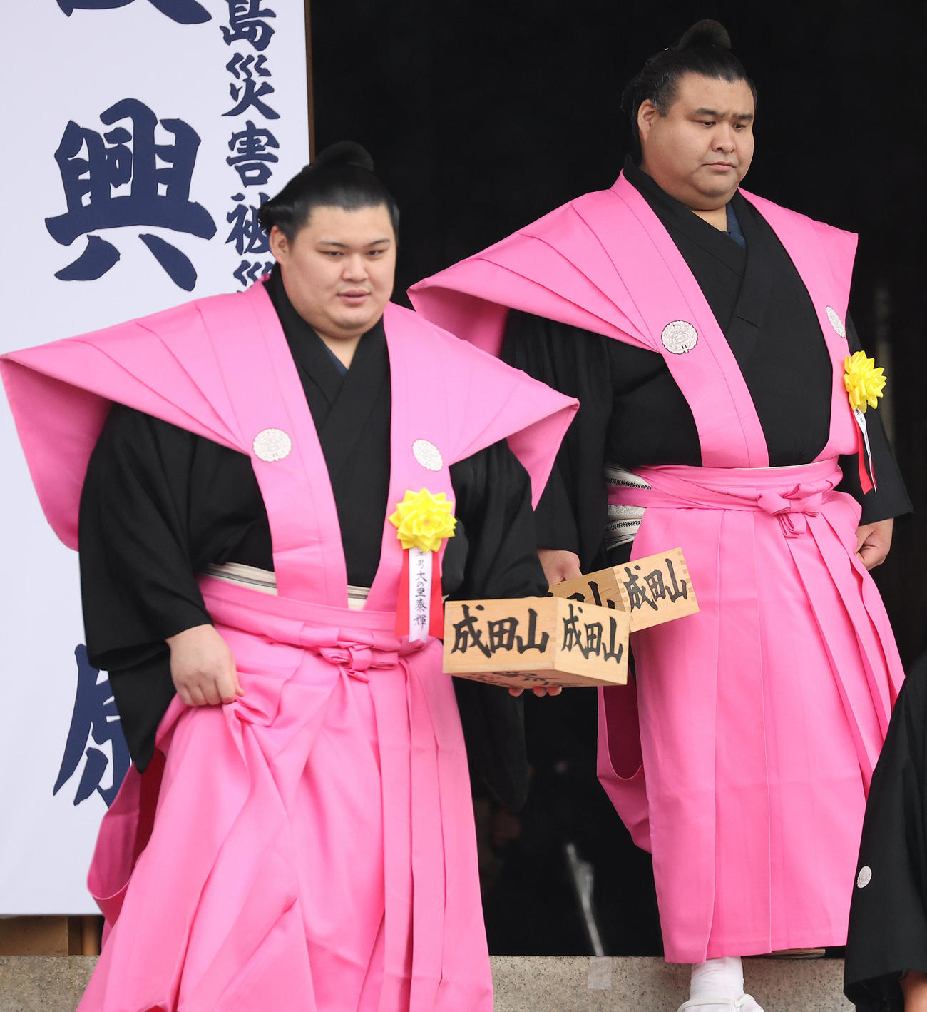 恒例の成田山節分会で豆まき式に参加する大の里（左）と高安（撮影・中島郁夫）