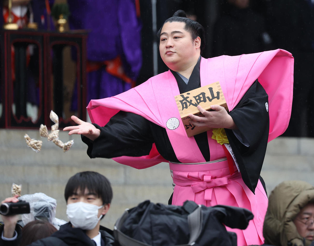 恒例の成田山節分会で豆まき式をする遠藤（撮影・中島郁夫）
