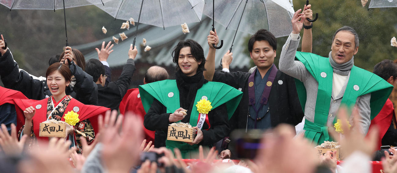 恒例の成田山節分会で豆まき式をする、左から小芝風花、横浜流星、渡辺謙（撮影・中島郁夫）