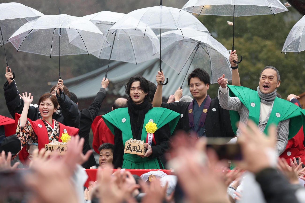 恒例の成田山節分会で豆まき式をする、左から小芝風花、横浜流星、渡辺謙（撮影・中島郁夫）