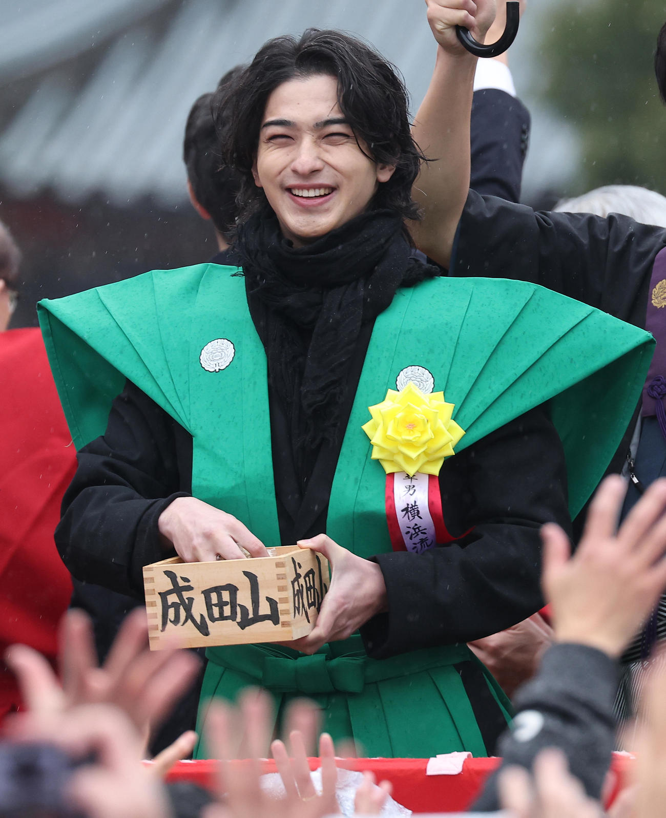 恒例の成田山節分会で豆まき式をする横浜流星（撮影・中島郁夫）