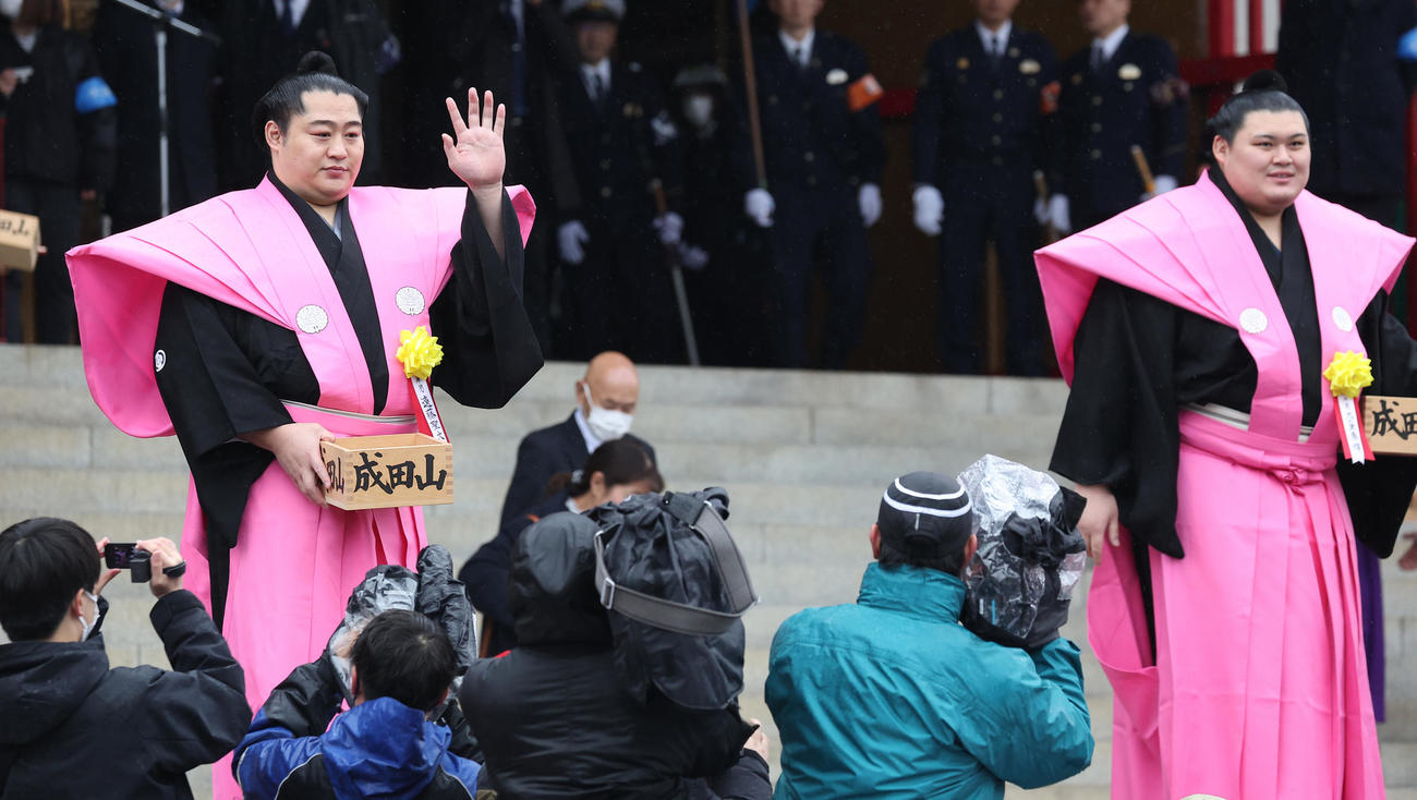 恒例の成田山節分会で豆まき式に参加する遠藤（左）と大の里（撮影・中島郁夫）