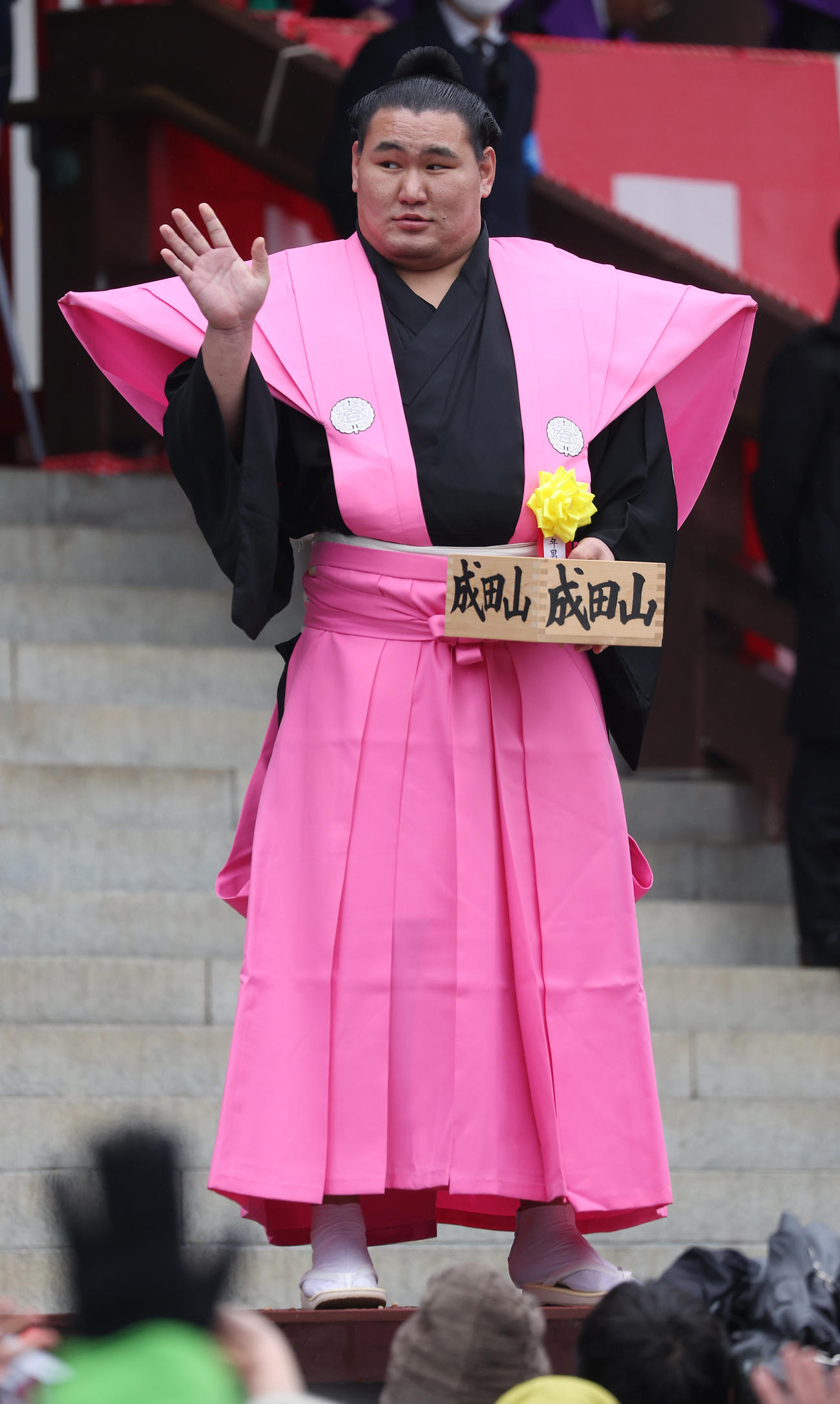 恒例の成田山節分会で参拝者に手を振る豊昇龍（撮影・中島郁夫）