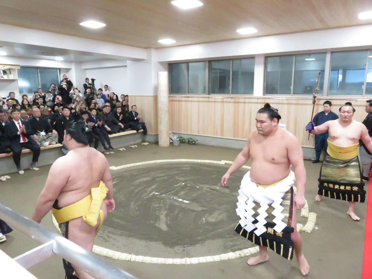 高砂部屋の部屋開きで土俵入りを披露した豊昇龍（手前中央）。手前左は露払いの明生、同右は太刀持ちの千代翔馬