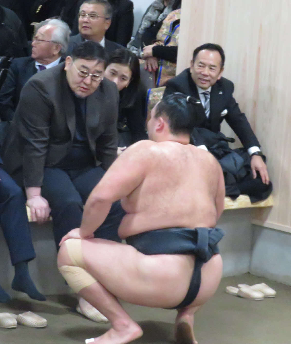 稽古後、高砂部屋の部屋開きに出席した元朝青龍（左）にアドバイスを受けた朝乃山（手前）