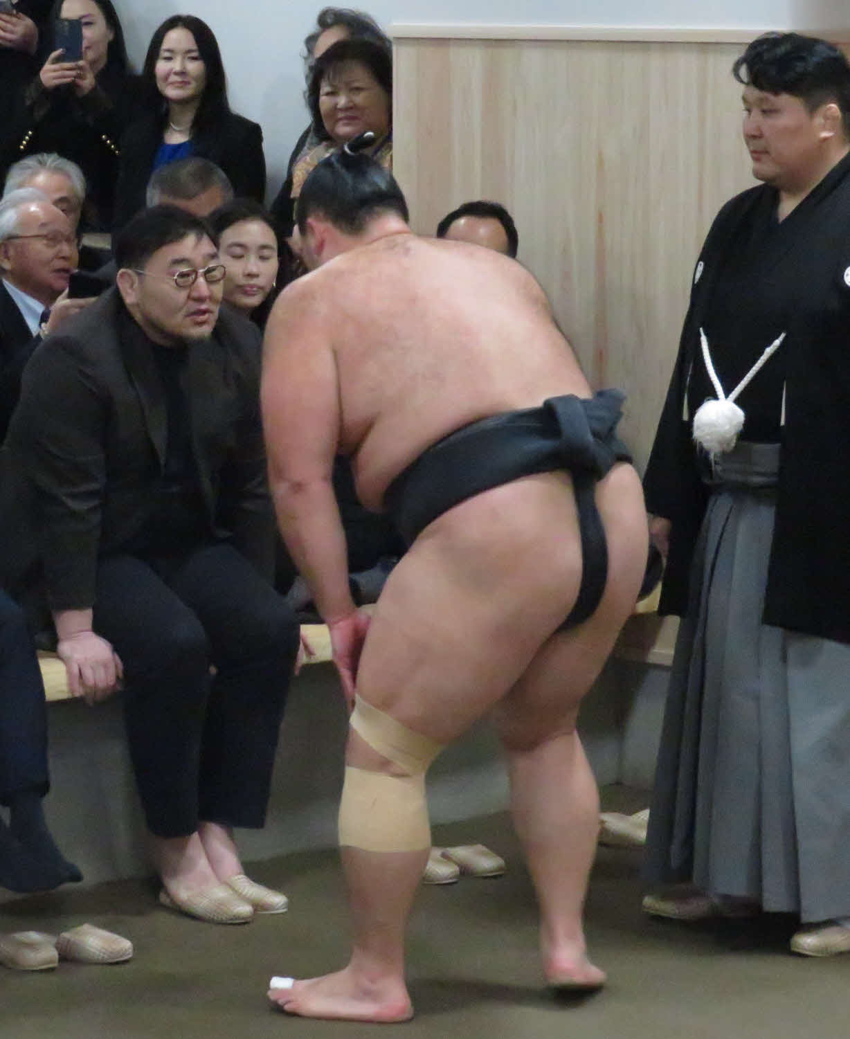 稽古後、高砂部屋の部屋開きに出席した元朝青龍（左）にアドバイスを受けた朝乃山（手前）。右は高砂親方