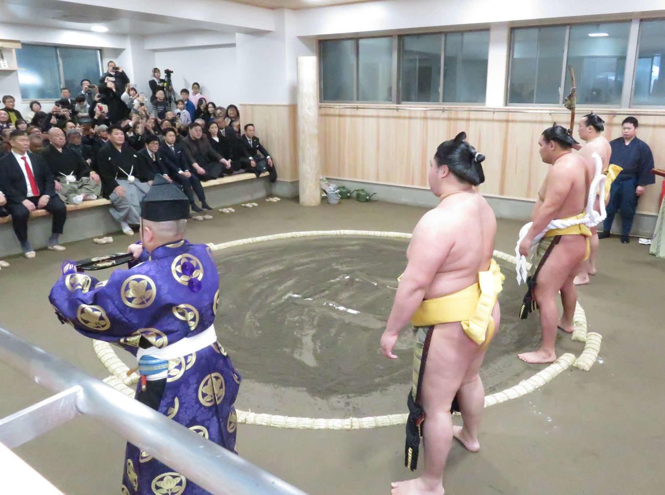 高砂部屋の部屋開きで土俵入りを披露した豊昇龍（右から3人目）。右から2人目は太刀持ちの千代翔馬、同4人目は露払いの明生