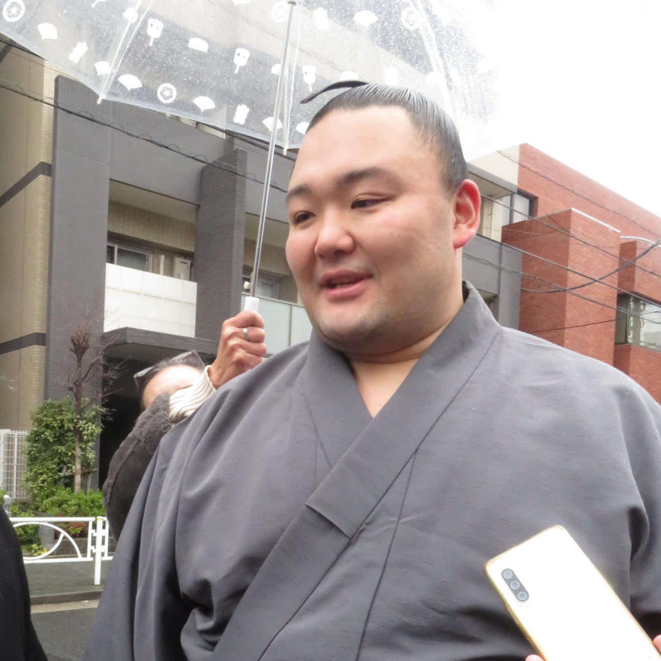 高砂部屋の部屋開きと稽古後、取材に応じた朝乃山