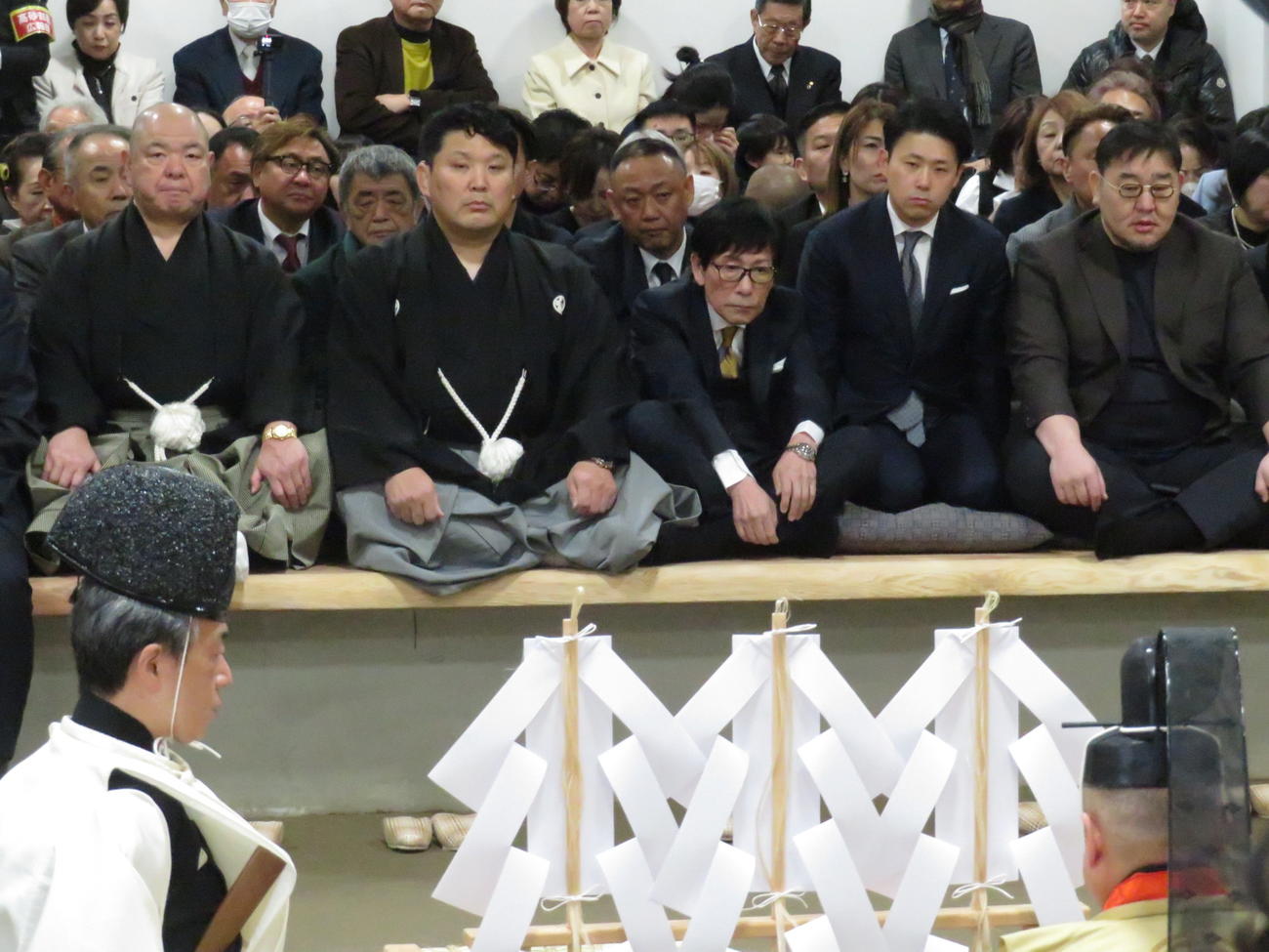 2025年2月2日、高砂部屋の部屋開きに出席した前列左から八角理事長、高砂親方、2人おいて元朝青龍