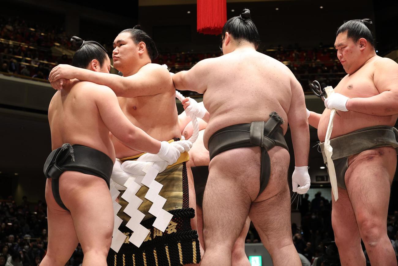 両国国技館　綱締めを披露する豊昇龍（左から2人目）（撮影・中島郁夫）