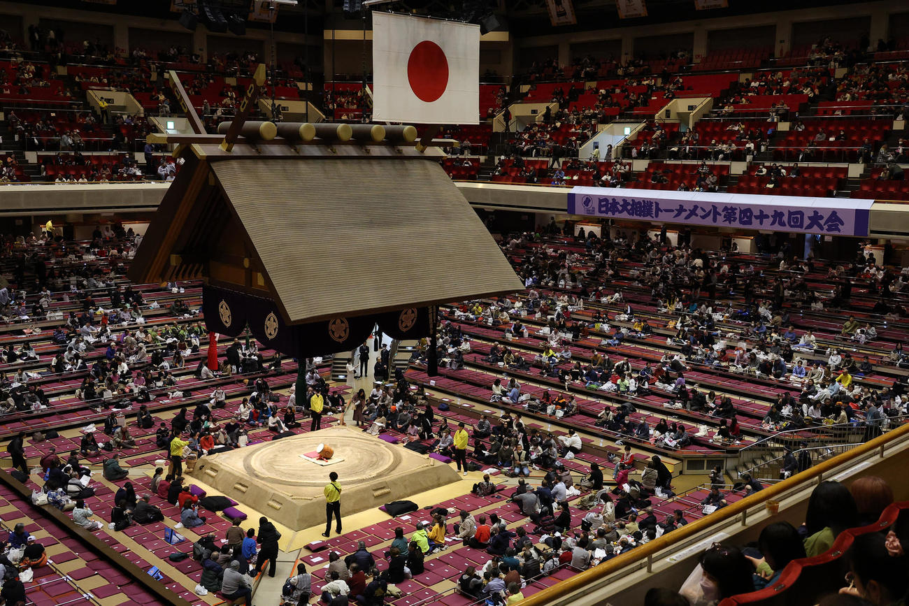 日本大相撲トーナメントが開催された両国国技館（撮影・中島郁夫）