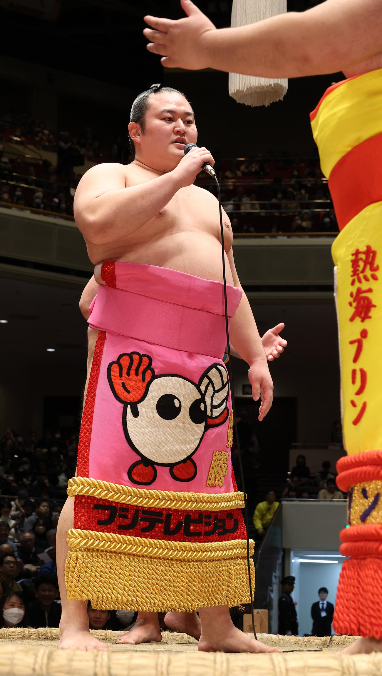 「フジテレビ」の化粧まわしを着け相撲甚句で美声を響かせる玉ノ井部屋の美浜海（撮影・中島郁夫）