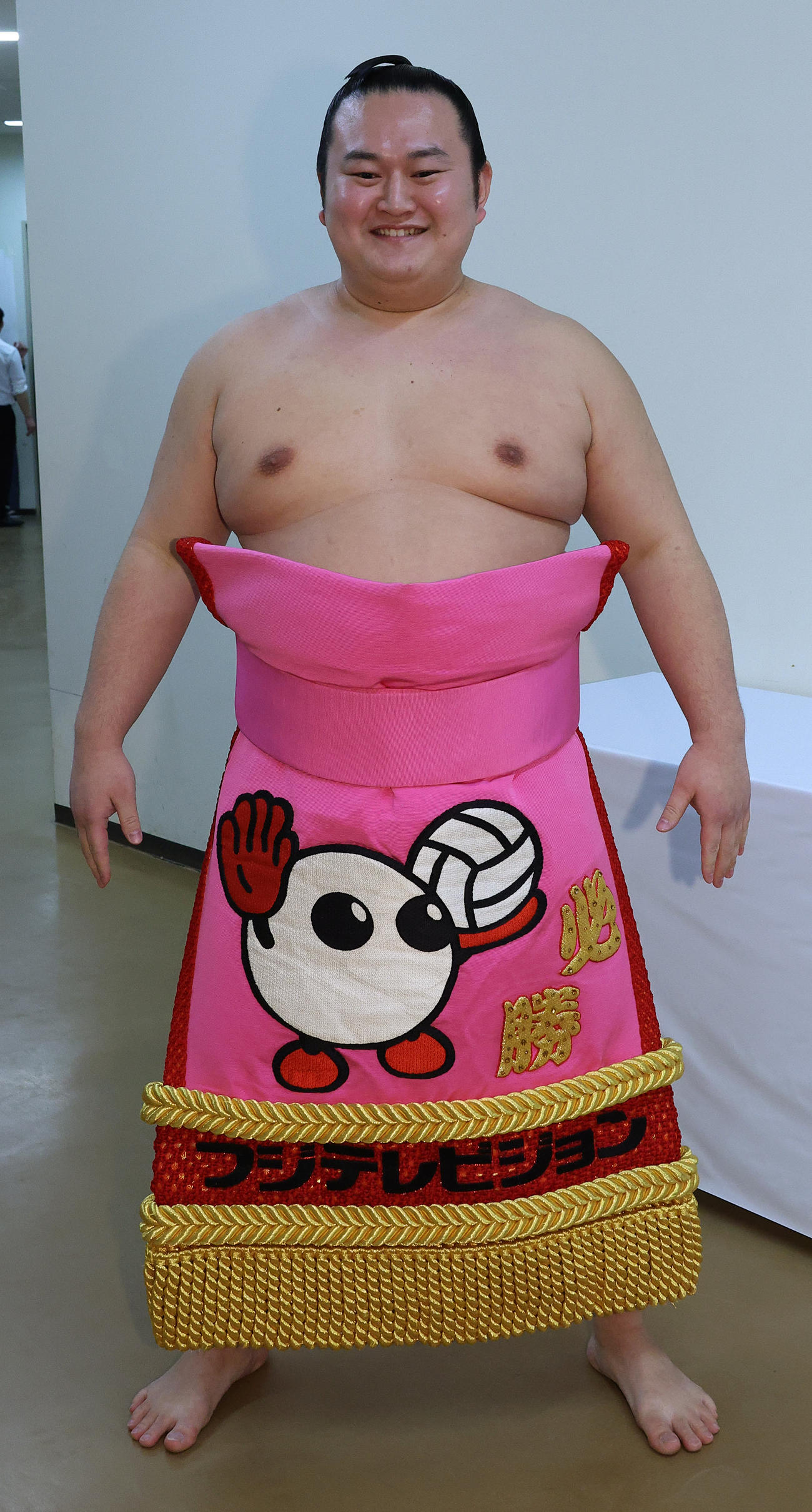 「フジテレビ」の化粧まわしを着ける玉ノ井部屋の美浜海（撮影・中島郁夫）