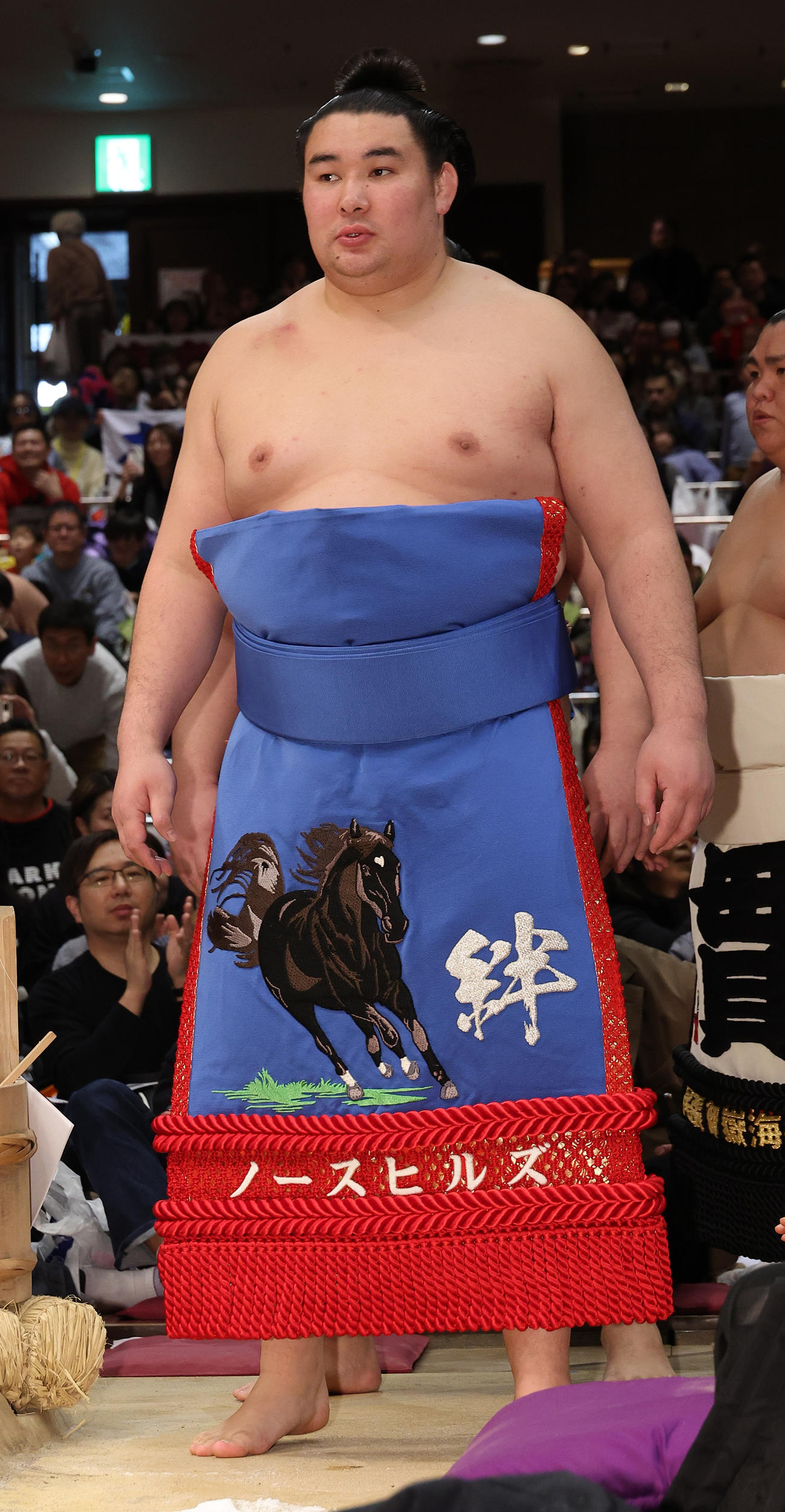 土俵入りする欧勝馬（撮影・中島郁夫）
