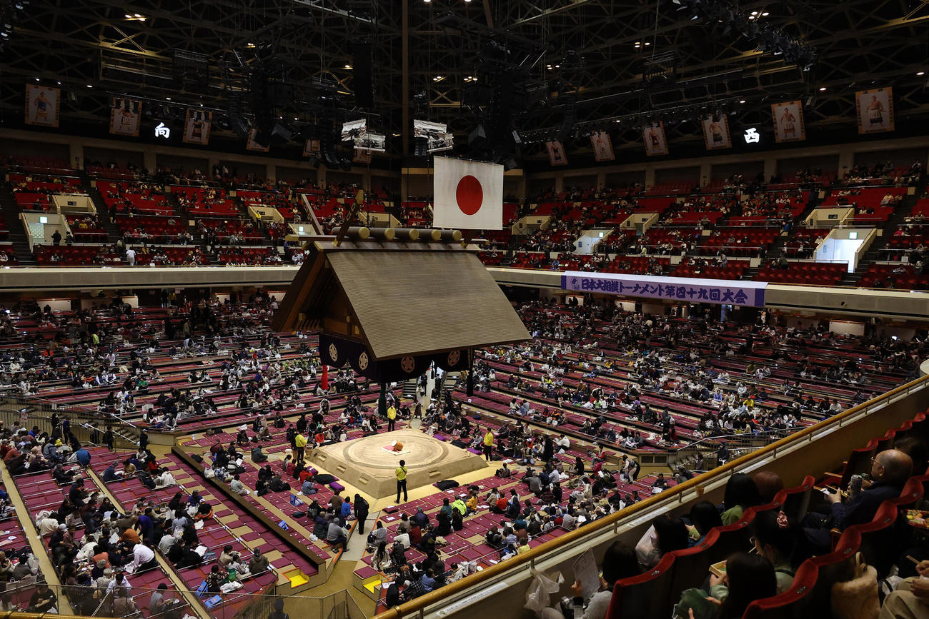 日本大相撲トーナメントが開催された両国国技館（撮影・中島郁夫）