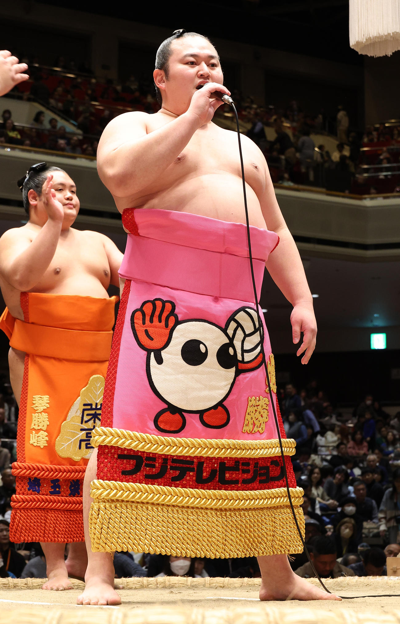 「フジテレビ」の化粧まわしを着け相撲甚句で美声を響かせる玉ノ井部屋の美浜海（撮影・中島郁夫）