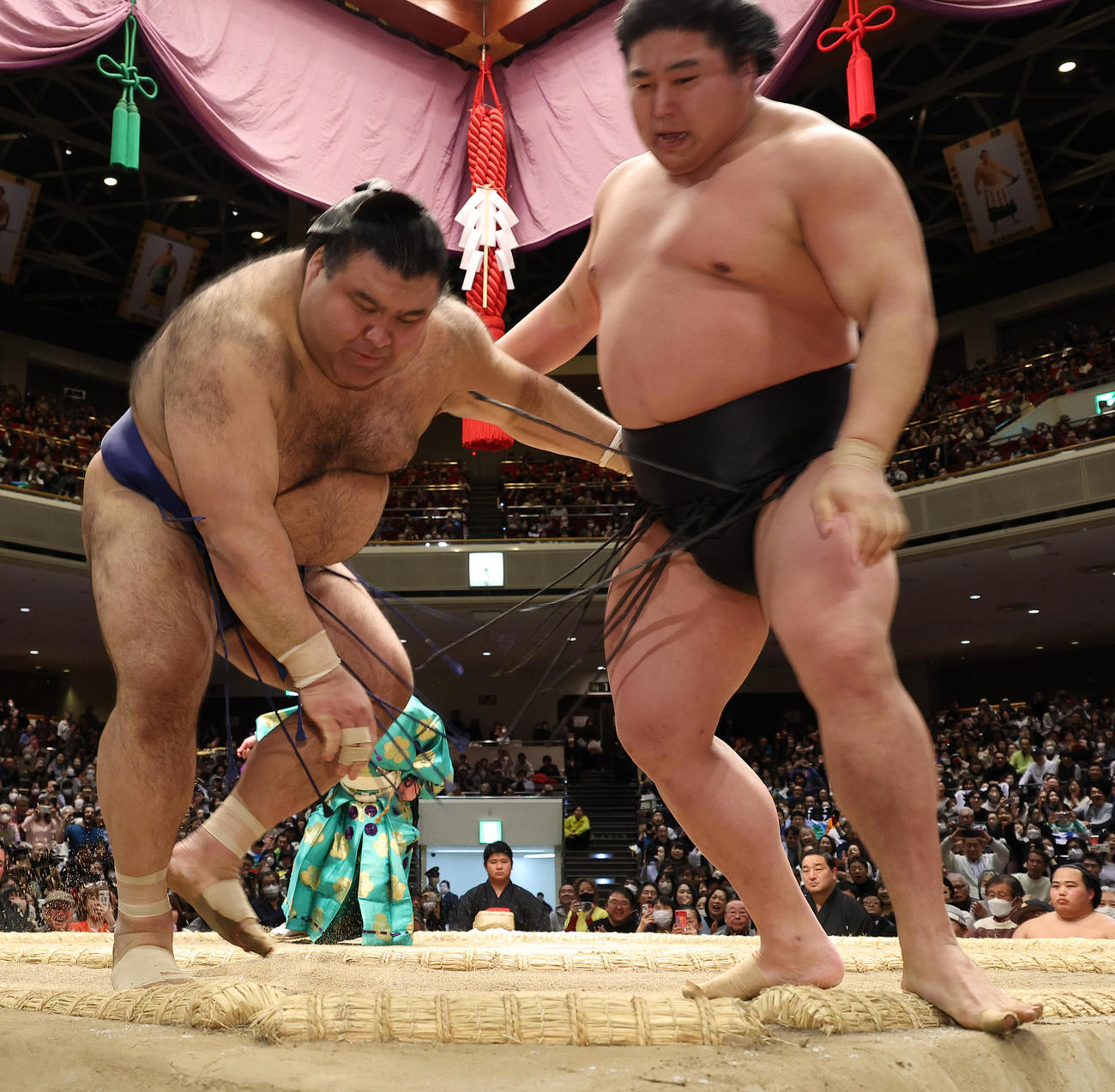 若元春（右）を寄り切りで破り日本大相撲トーナメンで優勝した高安（撮影・中島郁夫）