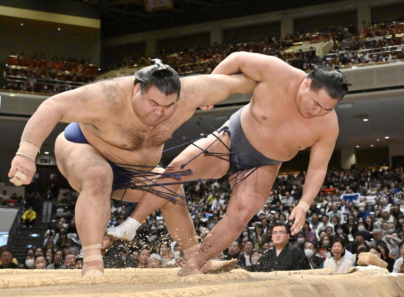 準々決勝で新横綱豊昇龍（右）を寄り倒しで破った高安（共同）