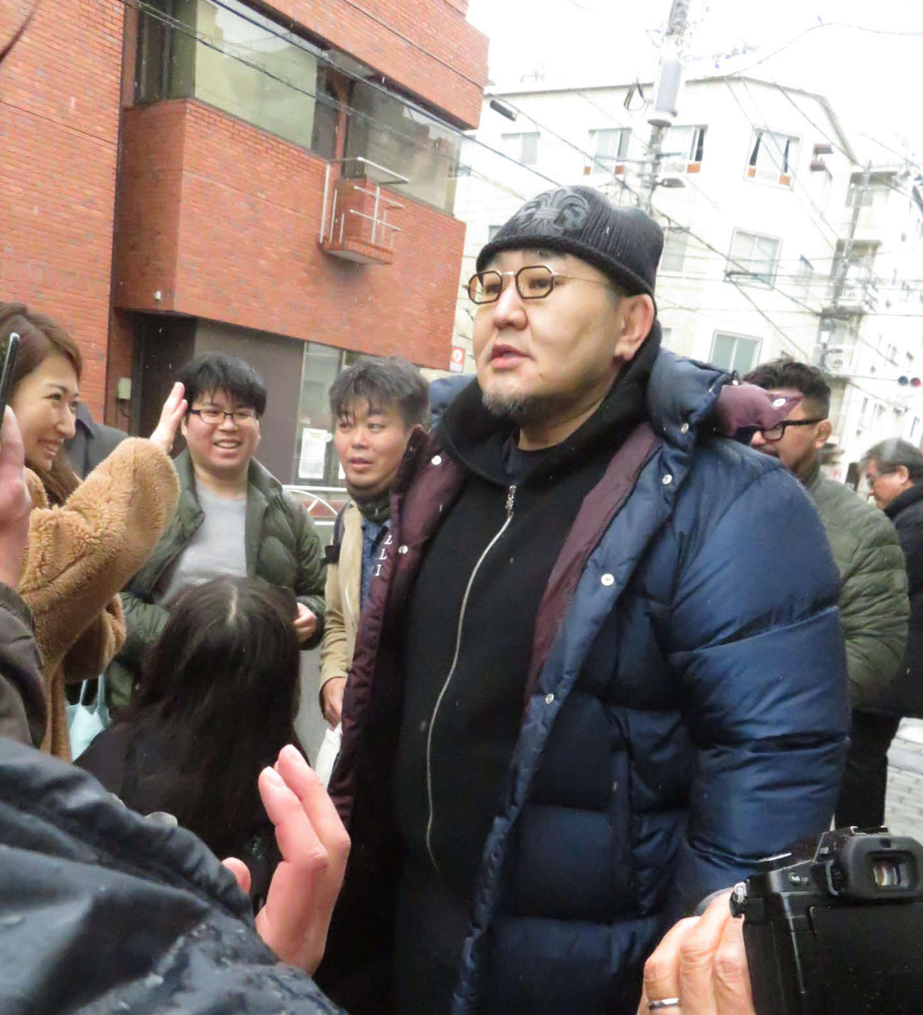 高砂部屋の部屋開きが終わり、帰途に就く元朝青龍のドルゴルスレン・ダグワドルジ氏＝2025年2月2日
