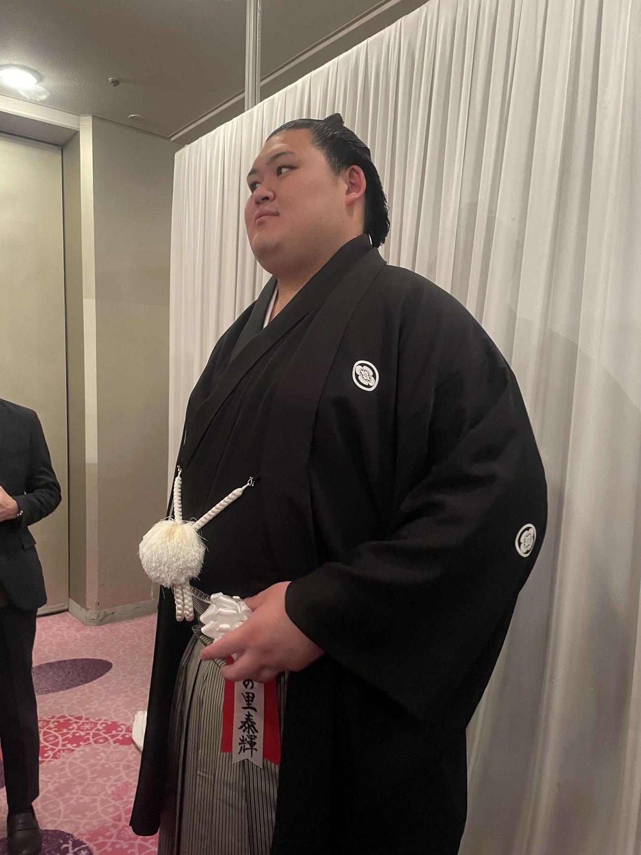 披露宴会場で取材対応した大関大の里