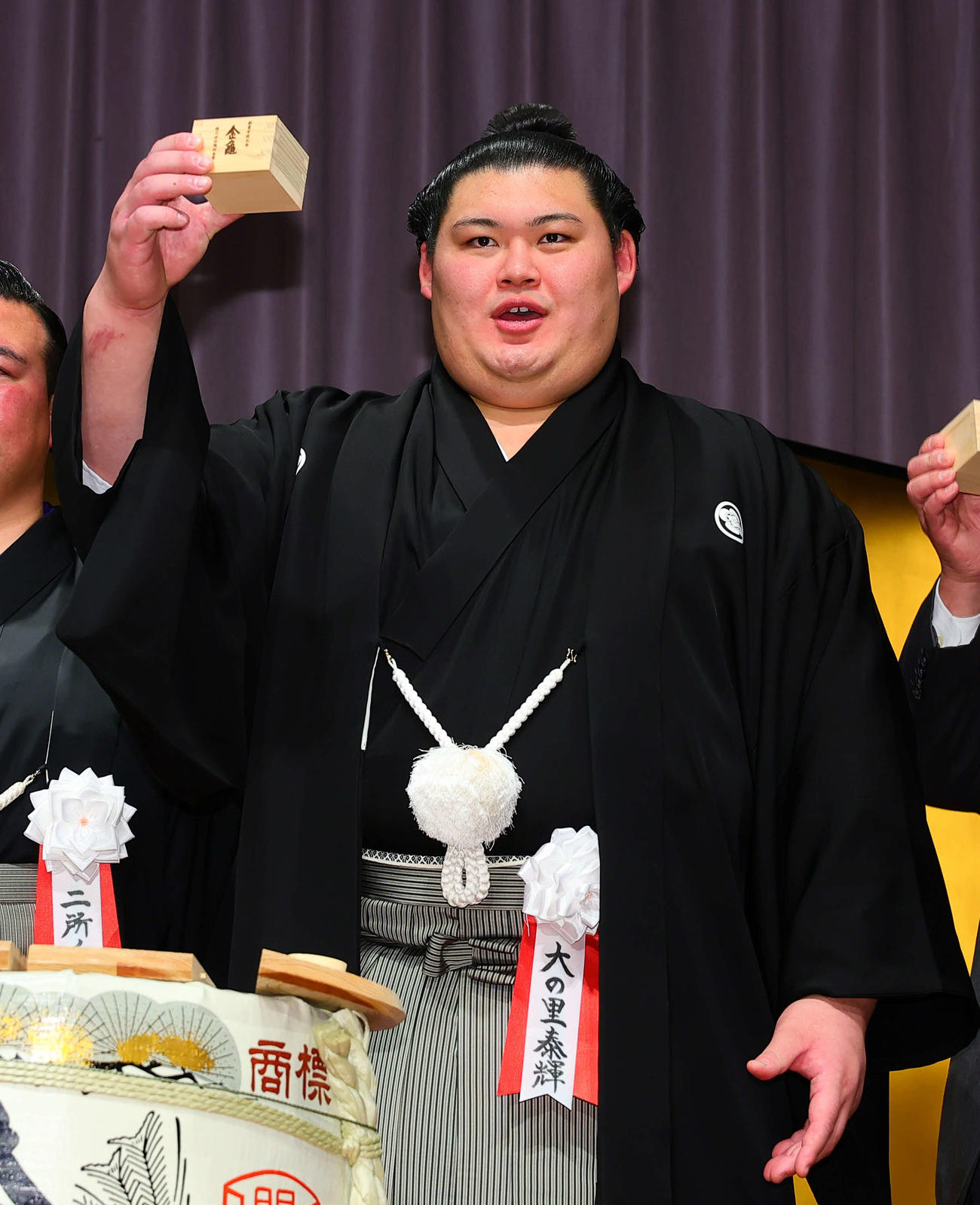 乾杯する大の里（代表撮影）