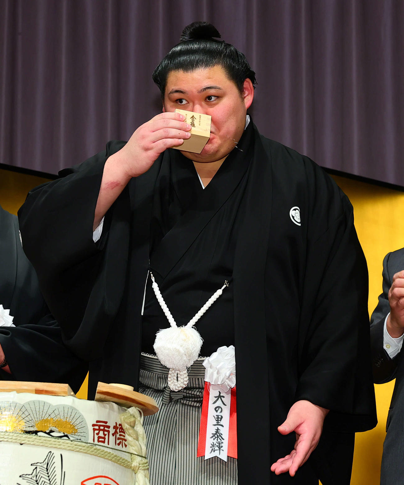 乾杯した大の里（代表撮影）