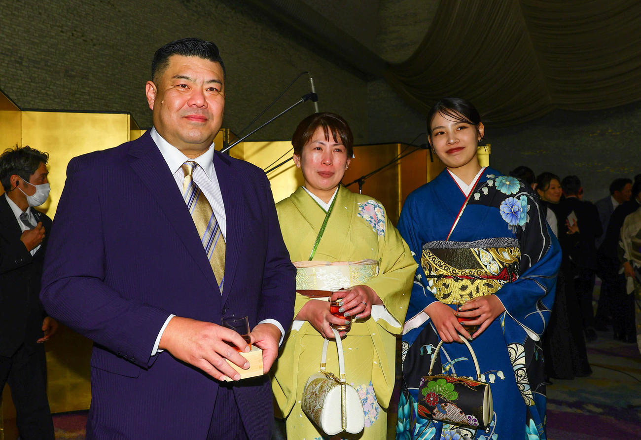 大関昇進披露宴に出席した、左から大の里の父中村知幸さん、母の朋子さん、妹の葵さん（代表撮影）