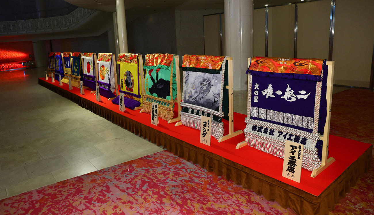 大の里大関昇進披露宴の会場に飾られた化粧まわし（代表撮影）