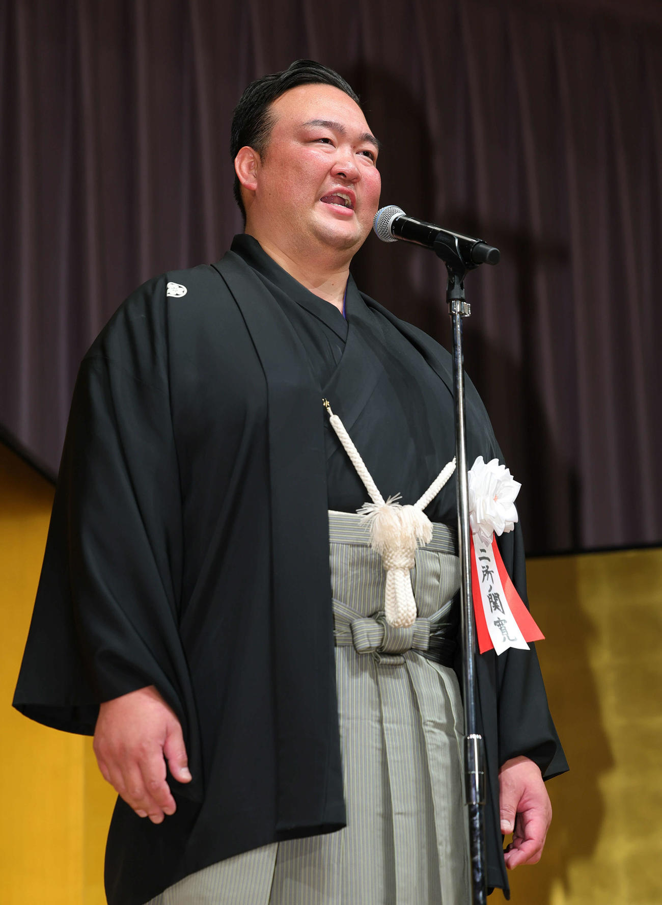 あいさつする二所ノ関親方（代表撮影）