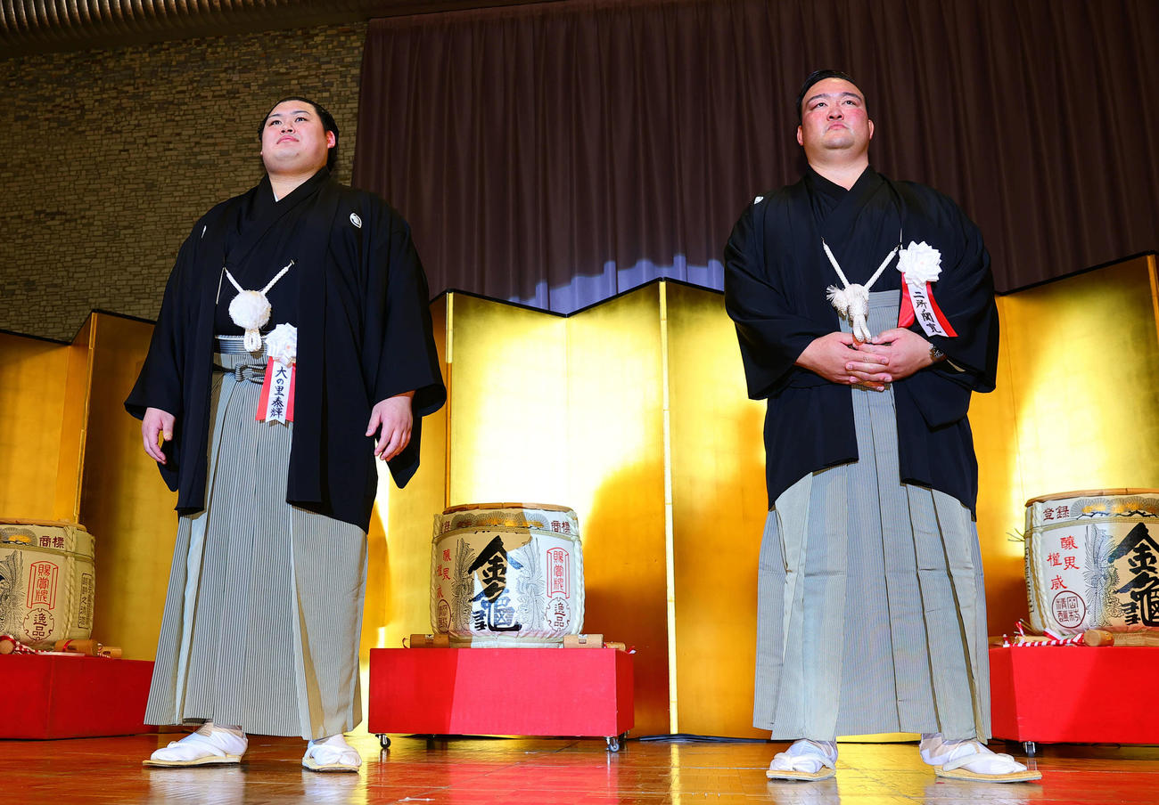 登壇した大の里（左）と二所ノ関親方（代表撮影）