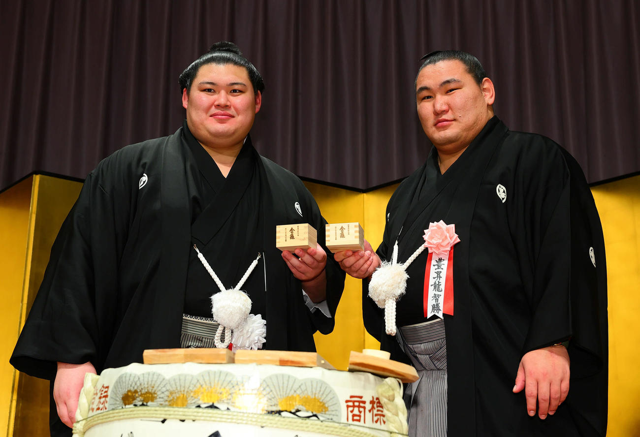 豊昇龍（右）と乾杯した大の里（代表撮影）