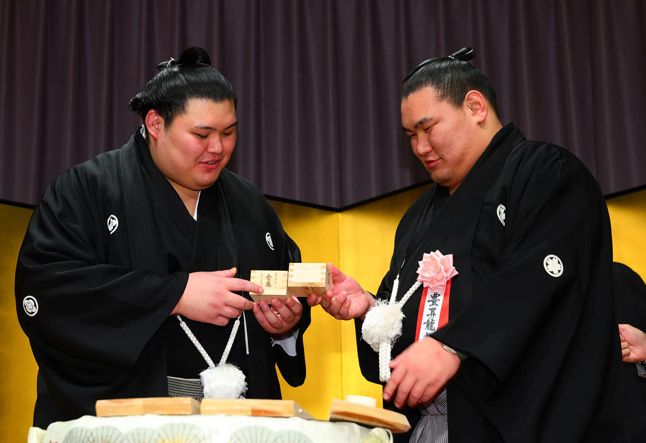 豊昇龍（右）と乾杯する大の里（代表撮影）