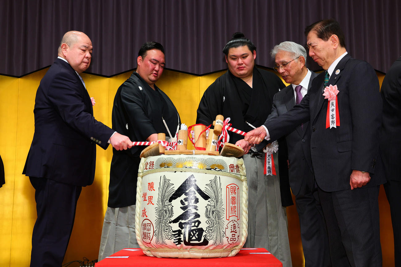 鏡開きを行う、左から八角理事長、二所ノ関親方、大の里ら（代表撮影）