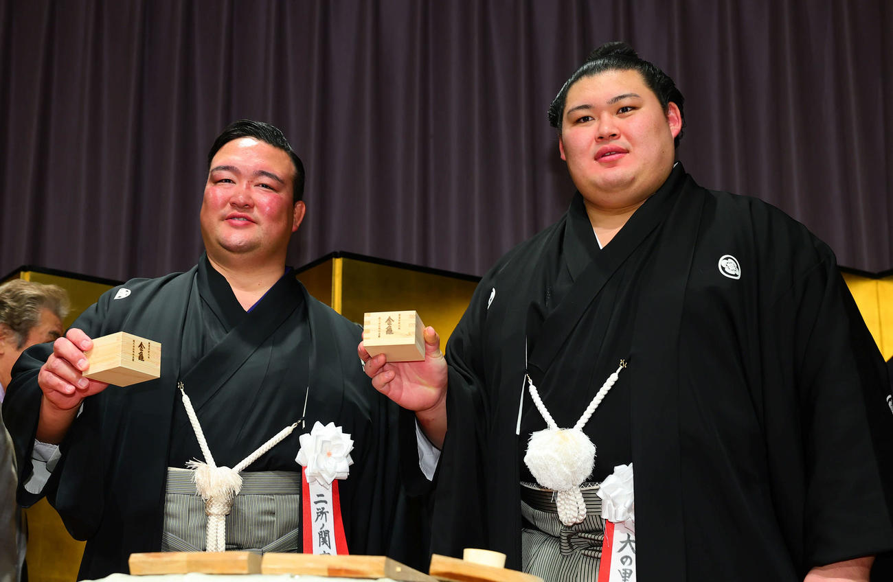 乾杯した大の里（右）と二所ノ関親方（代表撮影）