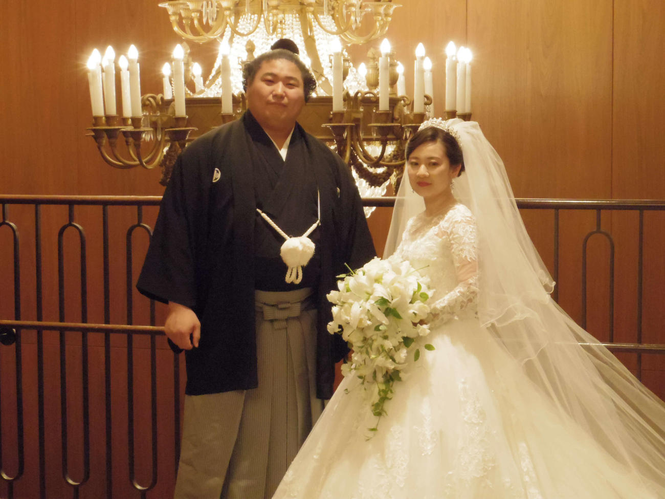 結婚披露宴を行った若元春（左）と妻美岬さん
