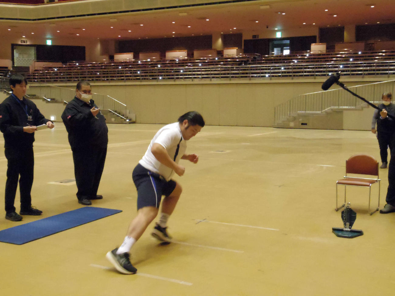 新弟子運動能力検査で反復横跳びをする今田