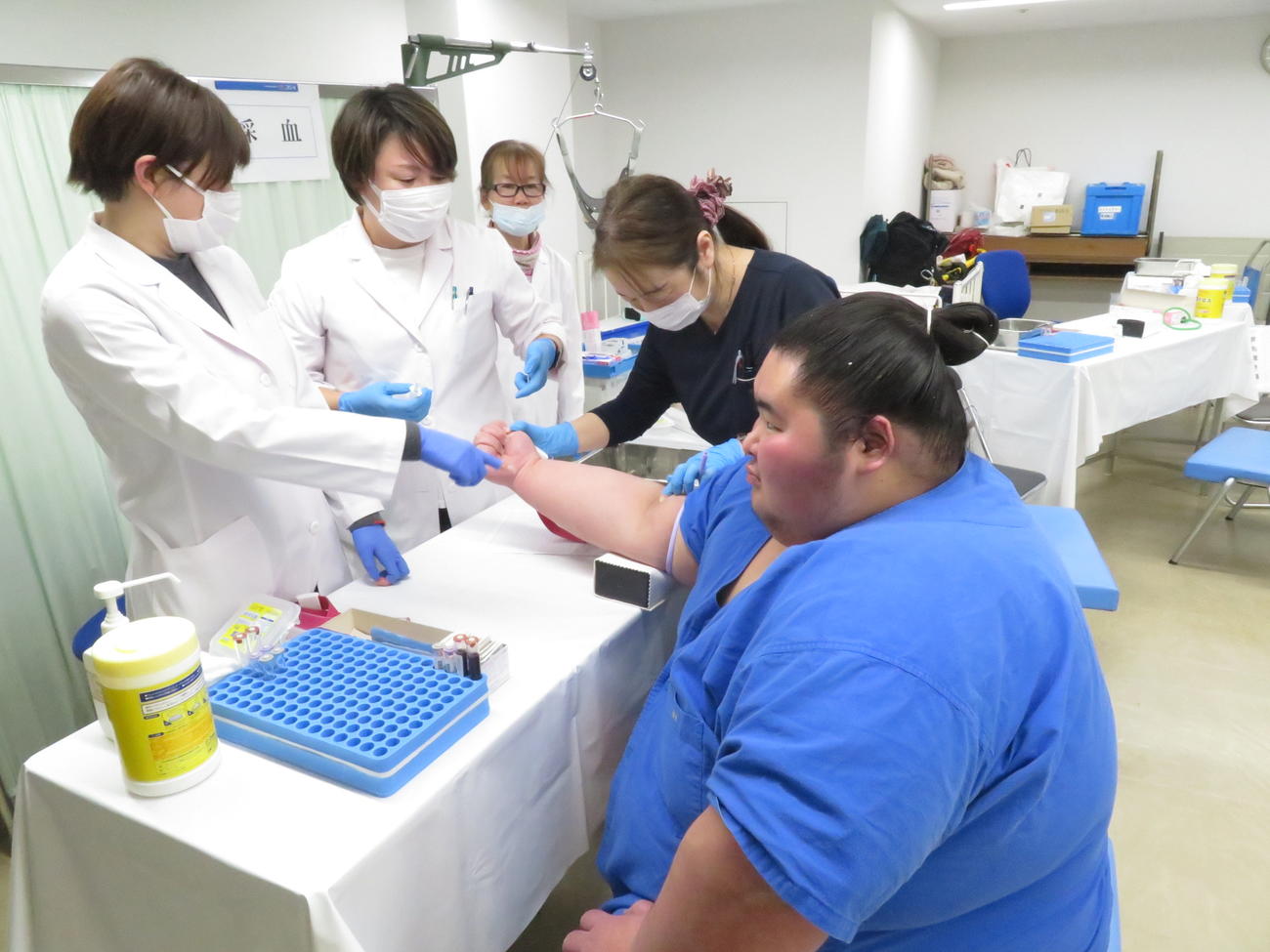 5日、体重210キロ超の錦丸（手前右）は、健康診断の採血で血管が肉に隠れて見つからず、大勢の看護師が集まって相談し始める事態となった