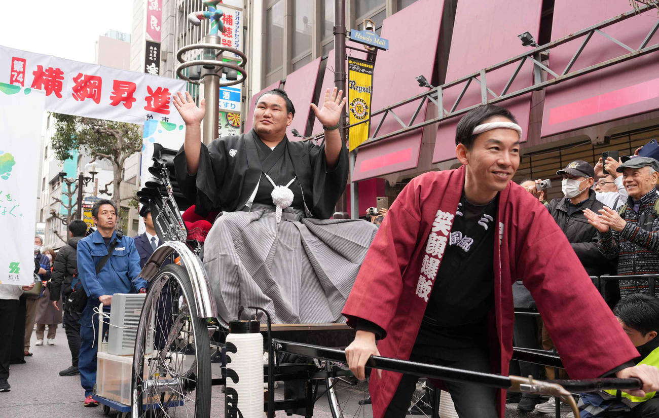高校時代にゆかりのある千葉県柏市内で開催された横綱昇進祝賀パレードに臨む豊昇龍（撮影・小沢裕）